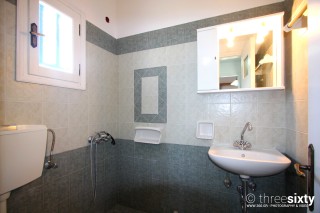 kontos apartments bathroom